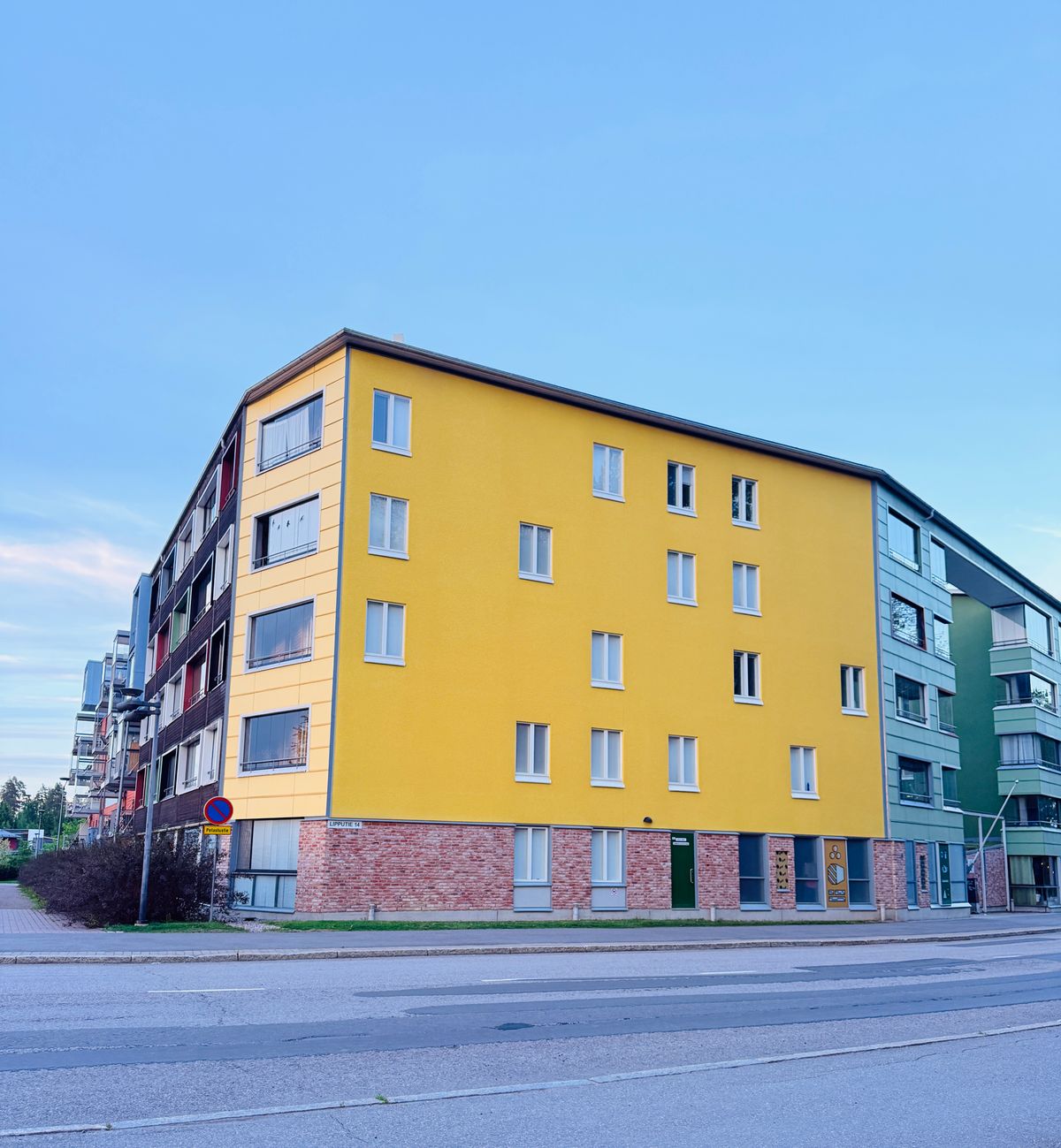 Taloyhtiön valoisa julkisivu ja parvekkeet