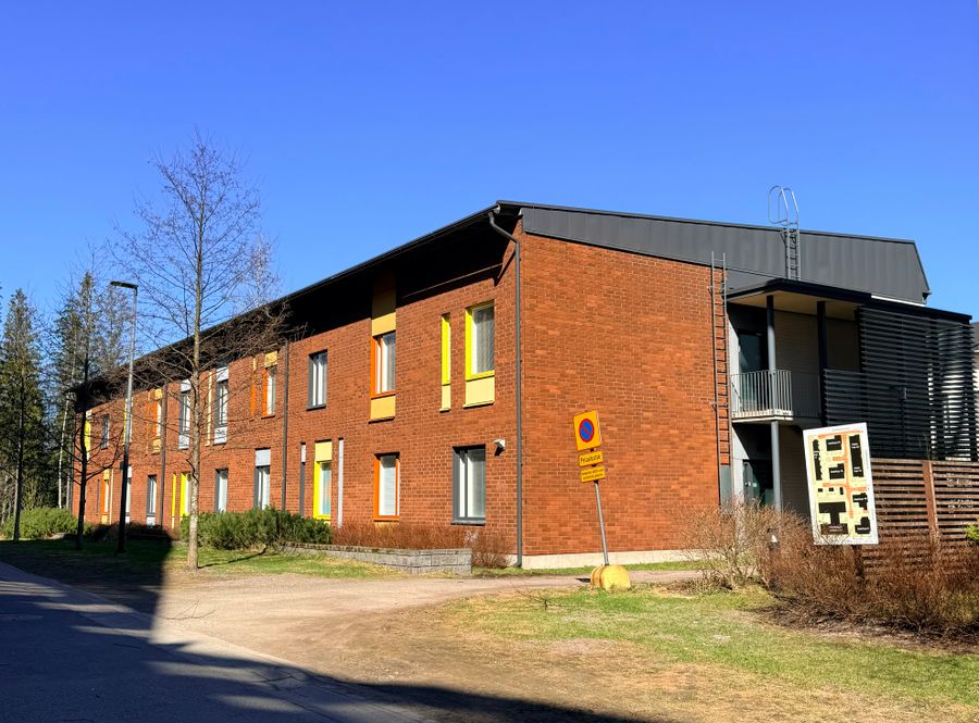 Taloyhtiön julkisivu ja parvekkeet